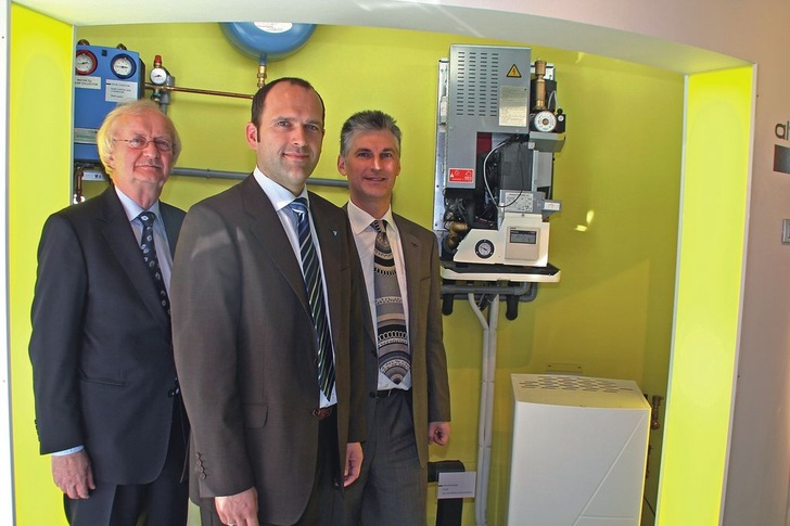 Das Führungsteam von Diakin Germany will mit kostengünstigen und universell einsetzbaren Wärmepumpen „weg vom Öl“: Chairman Werner Rolles, Vertriebsleiter Gunther Gamst und Geschäftsführer Xavier Feys (v.l.). Rechts ist die geöffnete Hydrobox zu sehen.