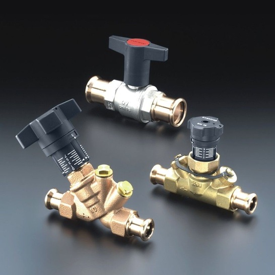 Oventrop: Armaturen mit vormontiertem Pressanschluss und Unverpresst-undicht-Funktion.