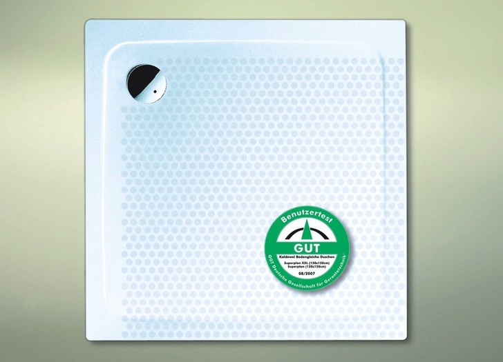 Kaldewei: Aktuell wurden die bodengleichen Duschen Superplan XXL (150 × 150 cm) und Superplan (120 × 120 cm) in Stahl-Email mit Vollantislip mit dem GGT-Siegel ausgezeichnet.