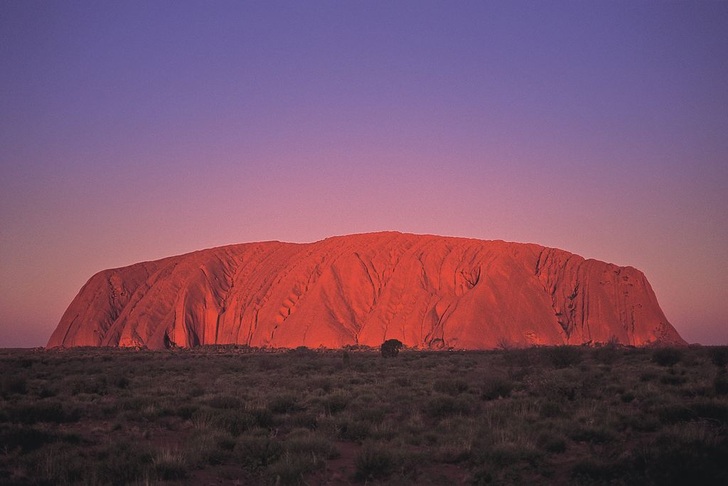 „Korrosion“ hat auch schöne Seiten: Seine eindrucksvollen Farbenspiele im Lauf der Sonne verdankt der australische Uluru („Ayers Rock“) dem hohen Eisengehalt seines Sandsteins. Im Trinkwasser kann Korrosion allerdings hoch problematisch sein.