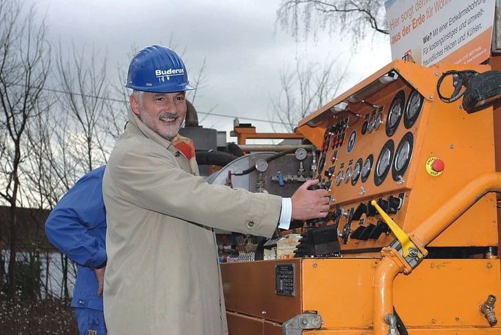 „Spatenstich“: Anstelle der Schaufel bedient Klaus Huttelmaier, Mitglied der Geschäftsführung von Bosch Thermotechnik, ein Bohrgerät für eine Erdwärmesonde. - © Buderus
