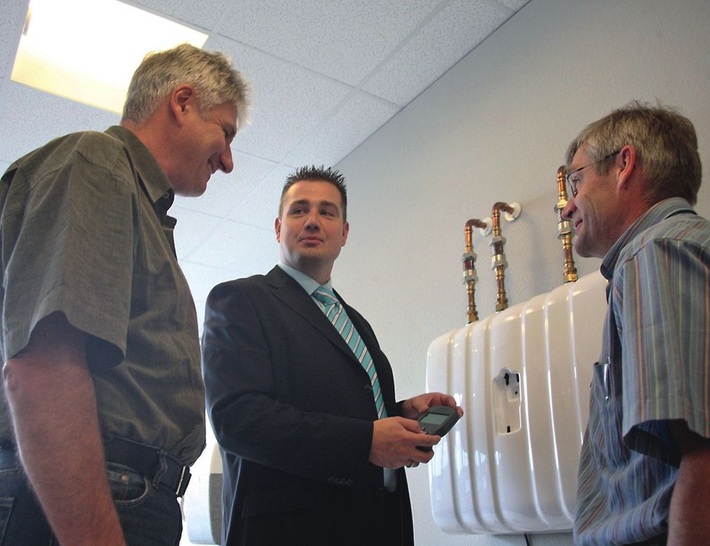 SYR-Schulungsleiter Thomas Minten kann im neu eingerichteten Praxisbereich jetzt direkt an betriebsbereiten Armaturen schulen und Wartungsarbeiten zeigen.