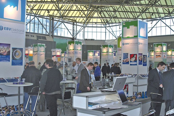 LonWorld: Gut angekommen ist die Ausstellerpräsentation mit Säulen, die nach Themenbereichen gegliedert waren.