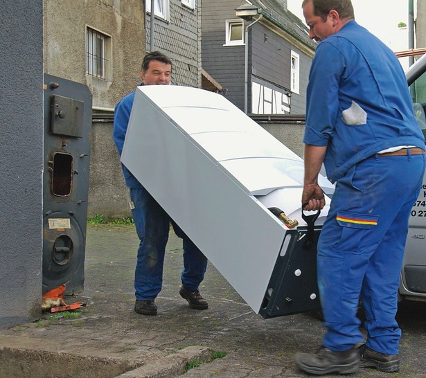 BDH: Zusätzlich zu der geringen Neubautätigkeit brach 2007 auch der Markt für die Heizungsmodernisierung ein. Die Solarthermie, die maßgeblich an die Modernisierung gekoppelt ist, verzeichnete einen Rückgang von 35 %.