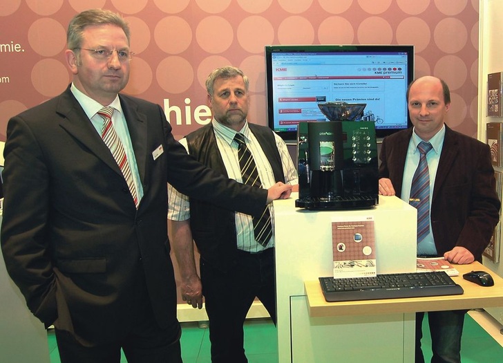 KME-Vertriebsleiter Franz Thiele (links) überreicht die „Cremaroma“-Maschine an Frank Imbusch (rechts) und Volker Echelmeyer von der Altewichard GmbH.