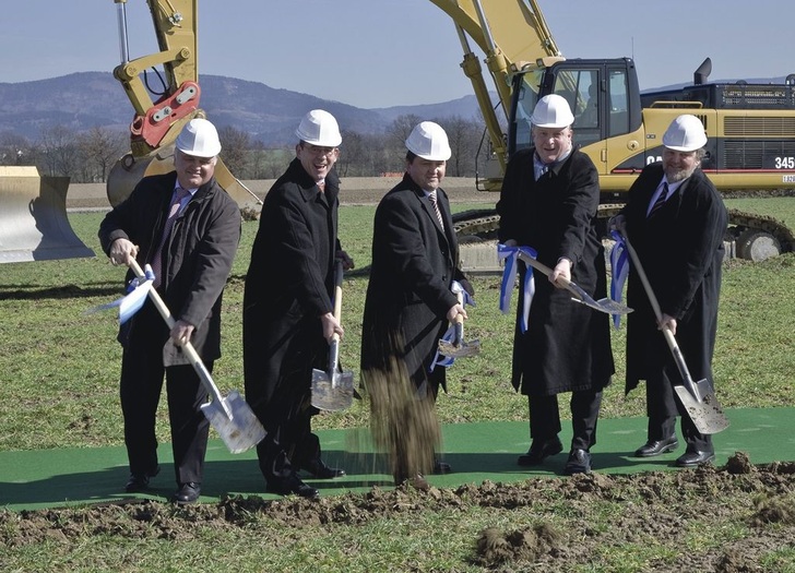 Spatenstich in Niederwinkling (v.l.): Ludwig Waas, Bürgermeister von Niederwinkling, Heinz-Bernd Viegener, Mitinhaber von Viega, Alfred Reisinger, Landrat Kreis Straubing-Bogen, Walter Viegener, Mitinhaber von Viega und Peter Bauer, Geschäftsführer der gabo Systemtechnik