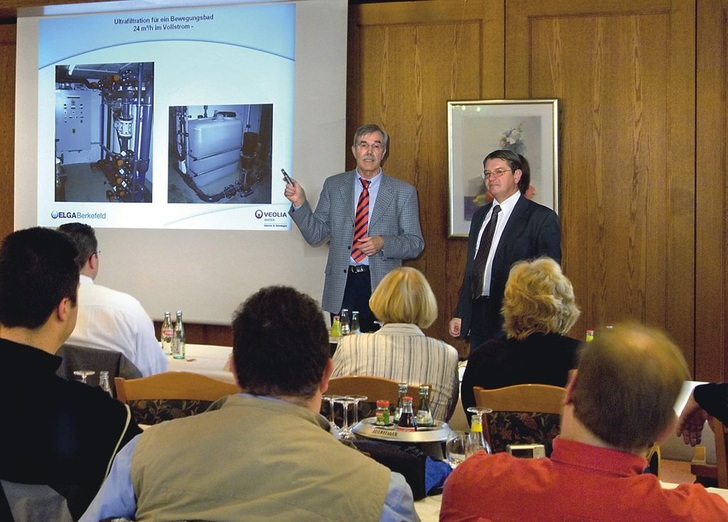 Ernst Hermann Meyer (links) und Dr. Klaus Hagen erläutern Trink- und Badewasseraufbereitung/-hygiene.
