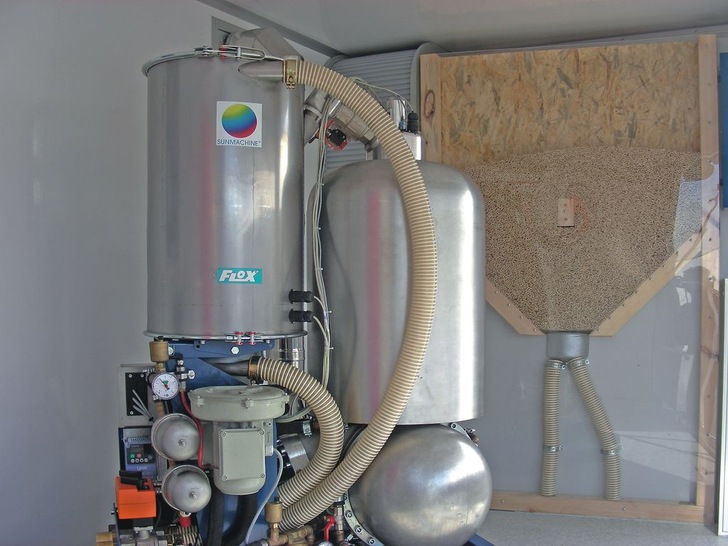 Zwischen 33000 und 35000 Euro soll ein Komplettsystem von Sunmachine inklusive 3/10 kW Stirlingmodul, Pufferspeicher und Pelletlager mit Transportsystem kosten.