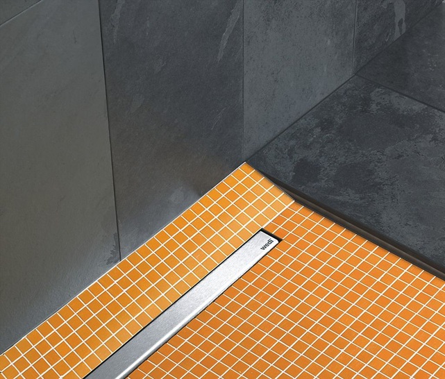 Wedi Fundo Riolta: Werkseitig dichtmontierter Bodenablauf, wasserdichte Beschichtung und ein normgerechtes Gefälle.