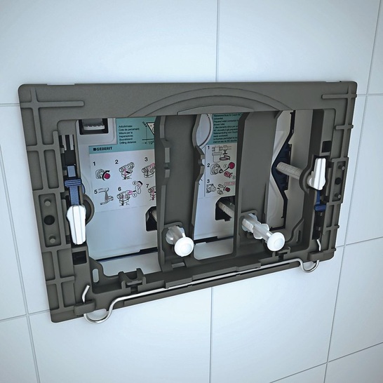 Der Rahmen für die Betätigungsplatte des Geberit UP320 wird ohne zu schrauben montiert: Drückerstangen einschieben, um 90° drehen, mit Keil fixieren.