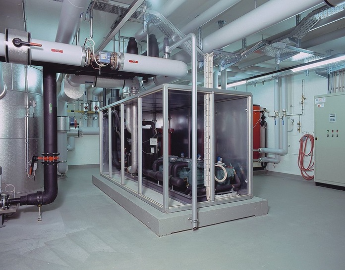 KWT Großwärmepumpen-Anlage mit einer Leistung von 282 kW zur Beheizung eines Wohnkomplexes. - © Viessmann Werke
 KWT Großwärmepumpen-Anlage mit einer Leistung von 282 kW zur Beheizung eines Wohnkomplexes.