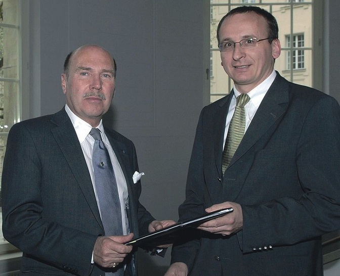 Michael von Bock und Polach (li.) und Prof. Christian Küchen haben eine Vereinbarung zwischen Mineralölwirtschaft und ZVSHK zur Bezuschussung von Heizungs-Checks von Ölheizungen unterzeichnet. - © IWO
 Michael von Bock und Polach (li.) und Prof. Christian Küchen haben eine Vereinbarung zwischen Mineralölwirtschaft und ZVSHK zur Bezuschussung von Heizungs-Checks von Ölheizungen unterzeichnet.