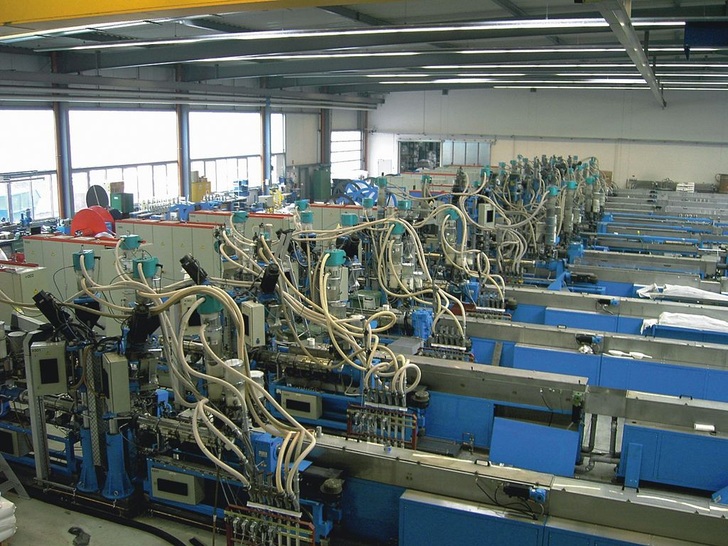 Fertigungslinien in Zella-Mehlis: Seit 1999 wurden hier über 500 Mio. Meter Mehrschichtverbundrohr produziert.