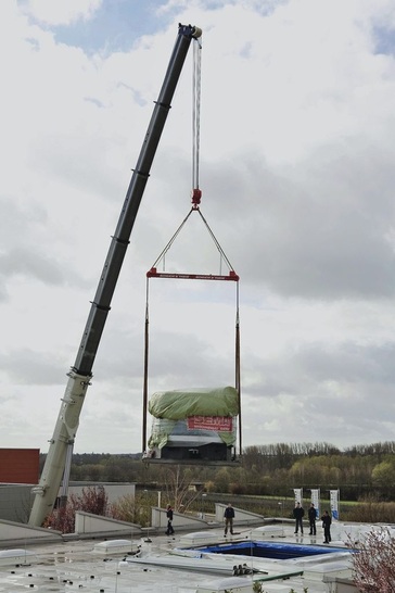 Watts Industries: Das 45 t schwere und rund 1,2 Mio. Euro teure neue Fließbohrzentrum schwebt durch das Hallendach. - © Watts Industries
 Watts Industries: Das 45 t schwere und rund 1,2 Mio. Euro teure neue Fließbohrzentrum schwebt durch das Hallendach.