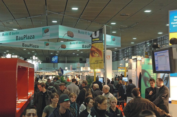 Eröffnet hat das Messe-Reigen 2008 die Build IT — mit rund 100 Ausstellern die größte Messeveranstaltung zum Thema Bausoftware und IT. Erneut bewährte sich die geschickte Platzierung im Rundlauf des Messeverbundes mit der bautec und der Solar Energy. - © Messe Berlin
