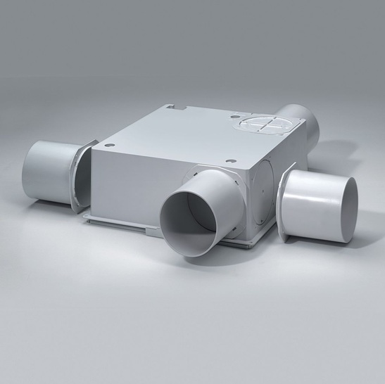 Helios: Mit einer Einbautiefe von nur 98 mm baut der Radialrohrventilator SlimVent kaum mehr als die Anschlussrohre auf.