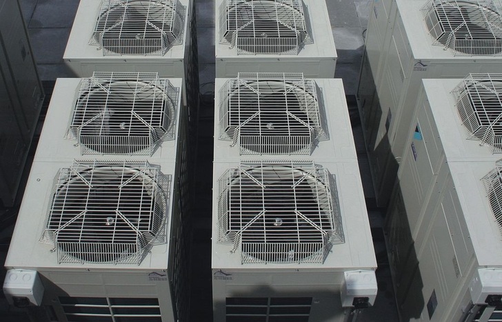 Daikin: Außeneinheiten auf dem ersten in Europa mit VRV3 EnergyRec ausgestatten „Dynamostraat office building“ in Rotterdam.