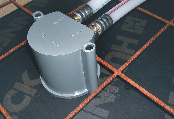 Uponor: Die Thermische Steckdose ermöglicht in Kombination mit einer Betonkernaktivierung eine Spitzenlastkompensation z.B. mit Deckensegeln.