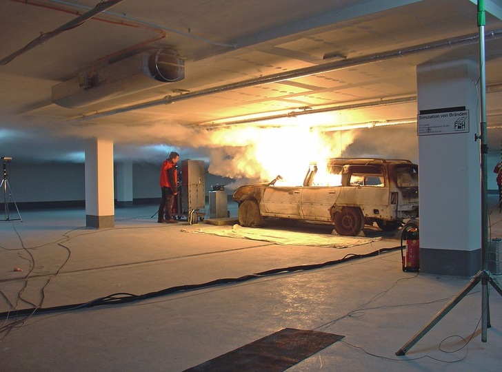 Brandversuche haben die besonderen Vorteile von Jet-Ventilationssystemen mehrfach belegt. Der Brandherd kann einseitig rauchfrei gehalten und dadurch schnell lokalisiert werden, beim Löschen entstehender Wasserdampf wird ebenfalls abgeführt.