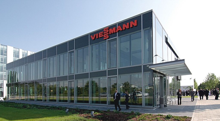 Die neue Verkaufsniederlassung zeigt das Viessmann-Komplettprogramm für alle Energieträger und ist mit Seminar- und Übungseinrichtungen nach neuestem Stand ausgestattet. - © Viessmann Werke

