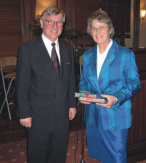 BHKS-Präsident Jürgen Diehl dankt Andrea Ruhstrat für ihr vorbildliches Engagement.