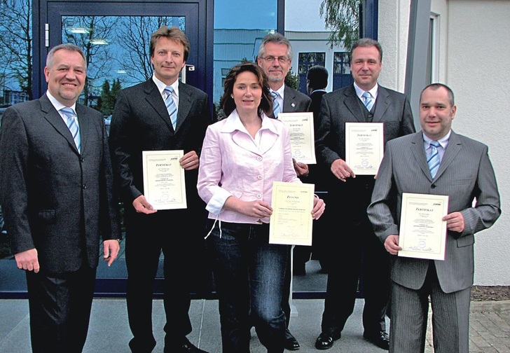 Fachplaner für gebäudetechnischen Brandschutz (EIPOS): Eckhard Wersel, Geschäftsbereichsleitung Vertrieb International, Christoph Lange, Bezirksleiter, Sonja Noje Knollmann, Leiterin Vertriebsmanagement Brandschutz, und die Bezirksleiter Heinz Bähr, René Mergelmeyer und Bernd Stäbler.