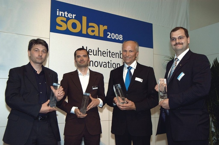 Die Preisträger des Intersolar Award 2008 (v.l.): Martin Sauter, Skytron Energy, Jörg Fernsler, Phoenix Solar, Detlev Tschimpke, SMA Solar Technology, Jörg Vehmeier, PAW. - © Solar Promotion GmbH 2008
