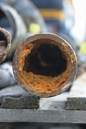 Korrosion und Verkalkung in einer Trinkwasserinstallation lassen sich durch eine ­geeignete Wasseraufbereitung verhindern. - © Rohrleitungsbauverband e.V.
