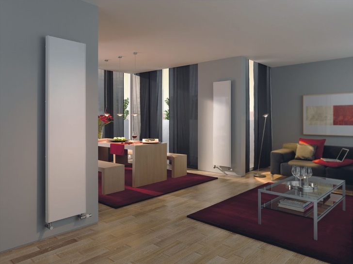 Kermi: Senkrecht ausgerichteter Flachheizkörper Verteo mit serieller Durchströmung.