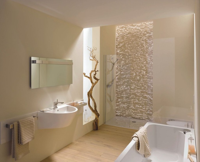 Keramag: Flow300 mit Schmuckplatten aus weißem Glas.