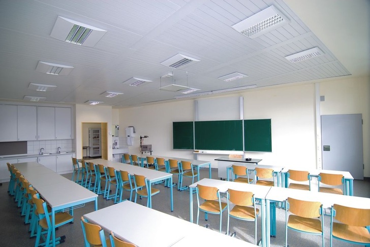 Die Behaglichkeit und Energie­effizienz haben die Zehnder Como-Segel in einem „geheimen“ Experiment unter Beweis gestellt. Ohne Wissen von Schülern und Lehrern wurden sie in einem Testraum installiert. Das positive Raumklima überzeugte.