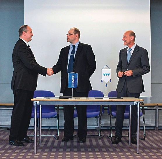 Vertragsunterzeichnung (v.l.) Ludger Kramer (CEO MCE), Hannu Leinonen (CEO YIT), Dr. Josef Mayböck (CFO MCE).