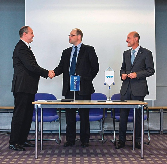 Vertragsunterzeichnung (v.l.) Ludger Kramer (CEO MCE), Hannu Leinonen (CEO YIT), Dr. Josef Mayböck (CFO MCE). - © MCE
