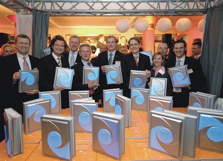 Vorstellung des Buchs „Energie — Technologie der Zukunft“ mit selbst leuchtendem Umschlag. Das Buch enthält als Kompendium die 100 wichtigsten deutschen Technologieunternehmen der Energiewirtschaft.