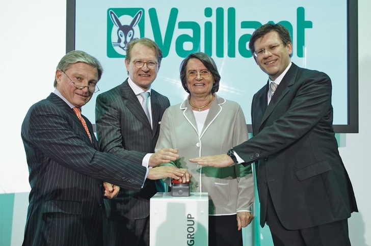 Offizieller Start der Solarkollektorenproduktion in Gelsenkirchen mit NRW-Wirtschaftsministerin Christa Thoben und den Geschäftsführern der Vaillant Group, Claes Göransson, Ralf-Otto Limbach und Dieter Müller (v.l.)