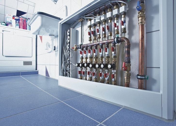 In mehreren Versuchshäusern wird das Dezentrale Pumpensystem bereits in der Praxis erprobt und beweist sich dabei als sehr energieeffizient — auch bei Verteilerlösungen für Fußbodenheizungen. Das Bild zeigt einen Prototypen in einem Testaufbau.