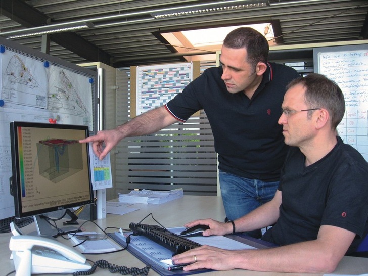 Florent Lushta und Oliver Krüger (rechts), Sachverständigenbüro Halfkann+Kirchner. „CFD-Software macht noch keinen Brandschutzfachmann, ist aber in der Hand von Fachleuten ein sehr leistungsfähiges Werkzeug.“