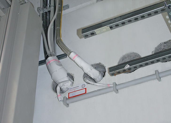 Rockwool: Mit der „Conlit Bandage“ ­lassen sich Kabel und Elektro-Leerrohre mit wenigen Handgriffen zuverlässig abschotten (im Bild noch ohne Restspaltverschluss).