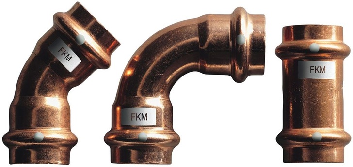 Viega: Die weiße Markierung signalisiert, dass die FKM-Pressverbinder für thermisch hoch belastete Rohrleitungsnetze zugelassen sind. - © Viega
