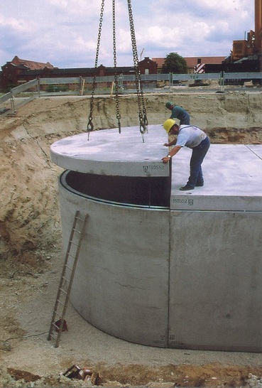 Montage eines Regenspeichers aus Betonfertigteilen.