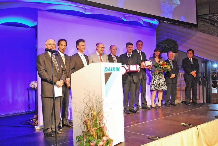 Bei der DaikinGeburtstagsfeier (v.l.): Frans Hoorelbeke, Chairman, Member of the Board of Directors Daikin Europe N.V.; Masatsugu Minaka, Executive Officer Daikin Industries, Ltd.; Xavier Feys, Managing Director Daikin Airconditioning Germany, Frank Hartleb, Jürgen Willing, Walter Fahner, Johannes Hannemann, Nina Hartleb; Yasushi Yamada, Senior Executive Officer Daikin Industries Ltd., und Junichi Sato, Senior Executive Officer Daikin Industries, Ltd. - © Daikin
