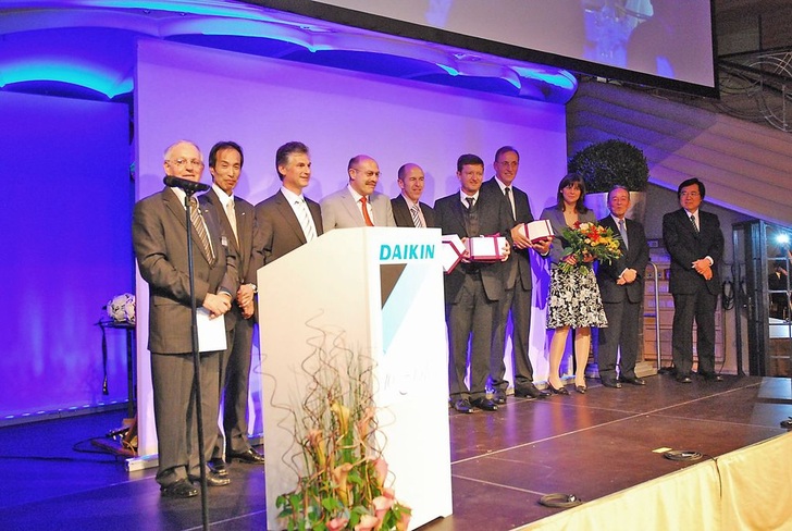 Bei der DaikinGeburtstagsfeier (v.l.): Frans Hoorelbeke, Chairman, Member of the Board of Directors Daikin Europe N.V.; Masatsugu Minaka, Executive Officer Daikin Industries, Ltd.; Xavier Feys, Managing Director Daikin Airconditioning Germany, Frank Hartleb, Jürgen Willing, Walter Fahner, Johannes Hannemann, Nina Hartleb; Yasushi Yamada, Senior Executive Officer Daikin Industries Ltd., und Junichi Sato, Senior Executive Officer Daikin Industries, Ltd.