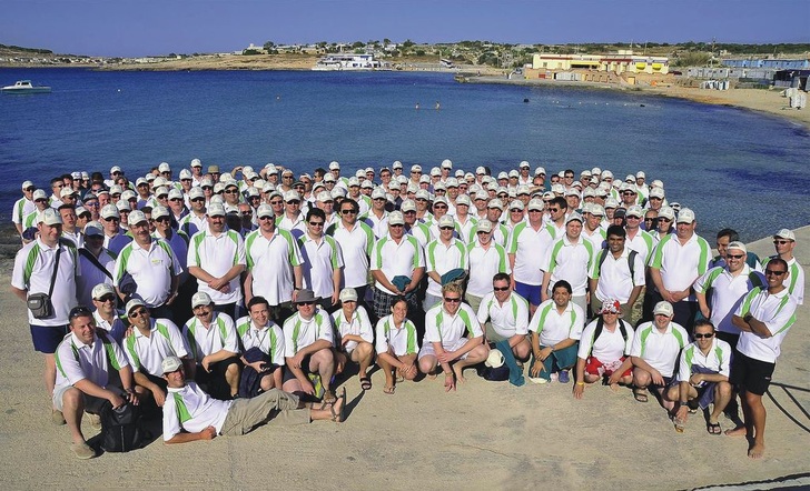 So macht Erfahrungsaustausch Spaß: Teilnehmer des CentraLine Partnerkongresses am Strand von Malta.