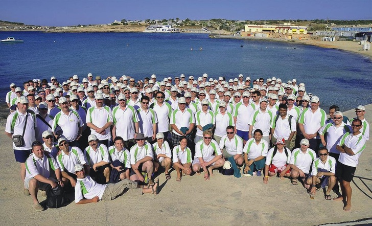 So macht Erfahrungsaustausch Spaß: Teilnehmer des CentraLine Partnerkongresses am Strand von Malta. - © CentraLine / Honeywell
