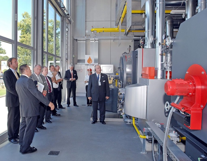 Viessmann: In der neuen Energiezentrale kommen Mittel- und Großkessel mit Brennwerttechnik für Öl und Gas sowie ein Pellet-Heizkessel zum Einsatz. - © Viessmann Werke
