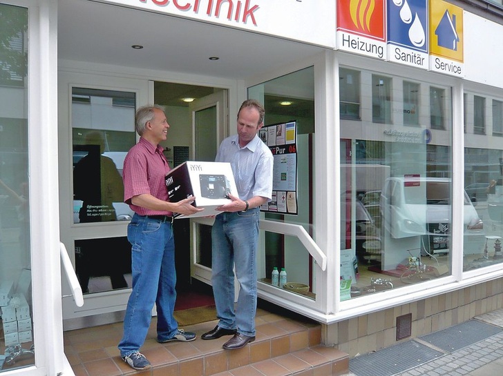 Uwe Vögeding (links) fand die PurmoKampagne gut. Hier mit Purmo-Vertriebs­mitarbeiter ­Andreas Mengering­hausen bei der Gewinn­übergabe.