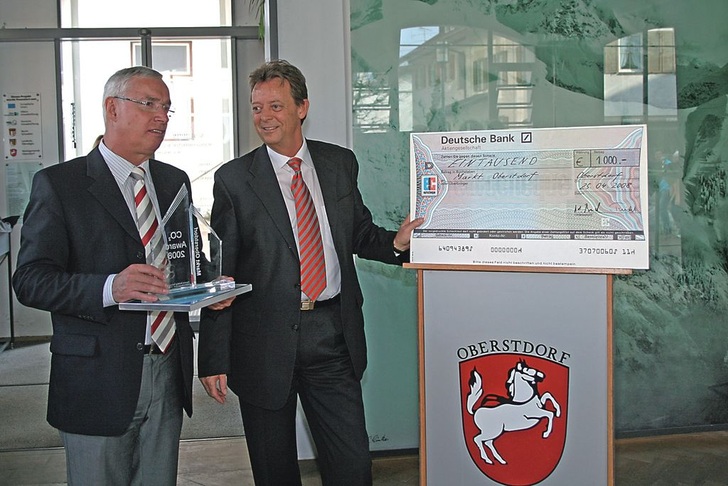 Mehr Energie eingespart als vertraglich festgelegt: Dafür erhielt die Marktgemeinde Oberstdorf/Allgäu den CO2-Award von Siemens. Im Bild: Bürgermeister a.D. Thomas Müller (links) mit Peter Hamm, Leiter Vertrieb von Siemens, Division Building Technologies, Region Südbayern.