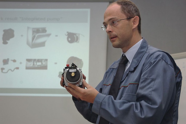 Armin Marko erläutert eine ganz neuen OEM-Pumpen­generation zur Integration in Heizgeräte. Sie orientiert sich stärker als bisher an der standardisierten Komponenten­fertigung der Hausgeräteindustrie.