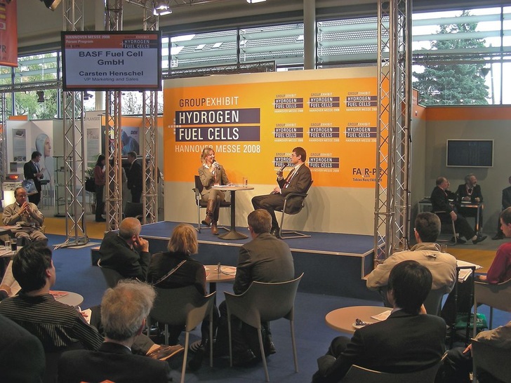 Soll man den Häuslebauer wirklich jetzt schon auf das BrennstoffzellenHeizgerät einschwören? Der Veranstalter des Gemeinschaftsstandes Wasserstoff und Brennstoffzelle scheint die Realität zu verkennen.