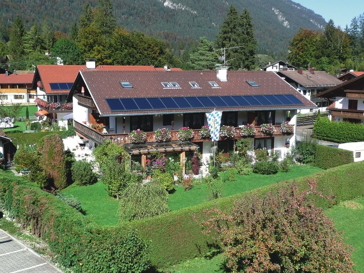 Die benachbarten Pensionen Fritz und Bachmaier aus dem bayerischen Grainau ­haben gemeinsam auf Solar umgestellt. Durch die Verwendung des Indachkollektors wurde eine gefällige Integration der Kollektoren erreicht.